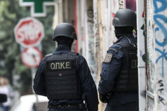 «Ντου» σε σπίτια και τραμπουκισμοί